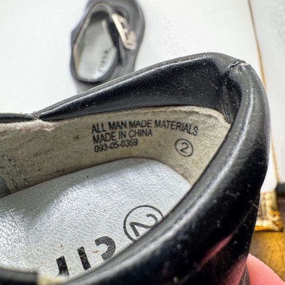 Circo Toddler 2 Girls Black Mary Jane Dress Shoes with Strap and Rounded Toe - Picture 4 of 7